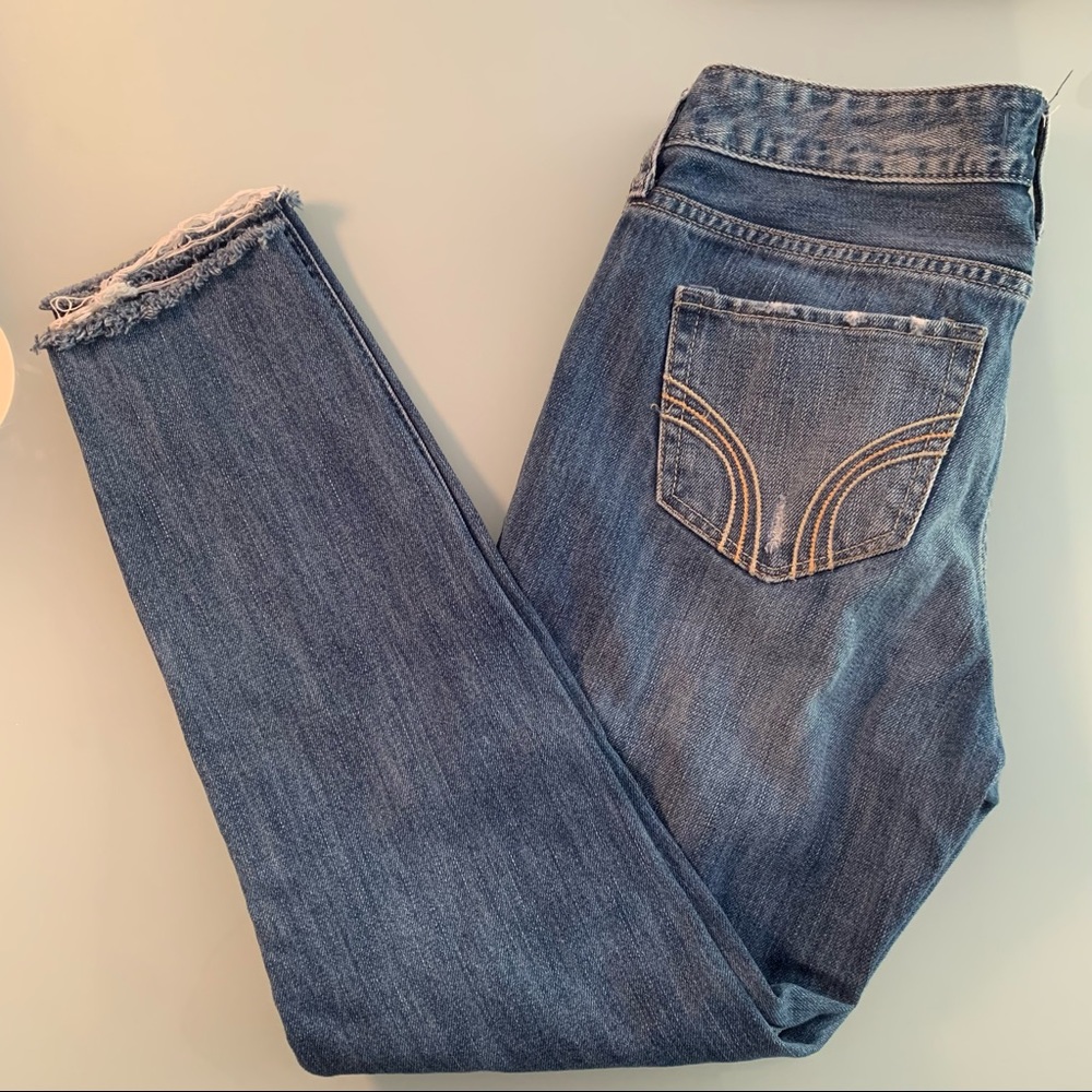 Hollister High Rise Slim Fit Jeans with Raw Hem — Size 25
